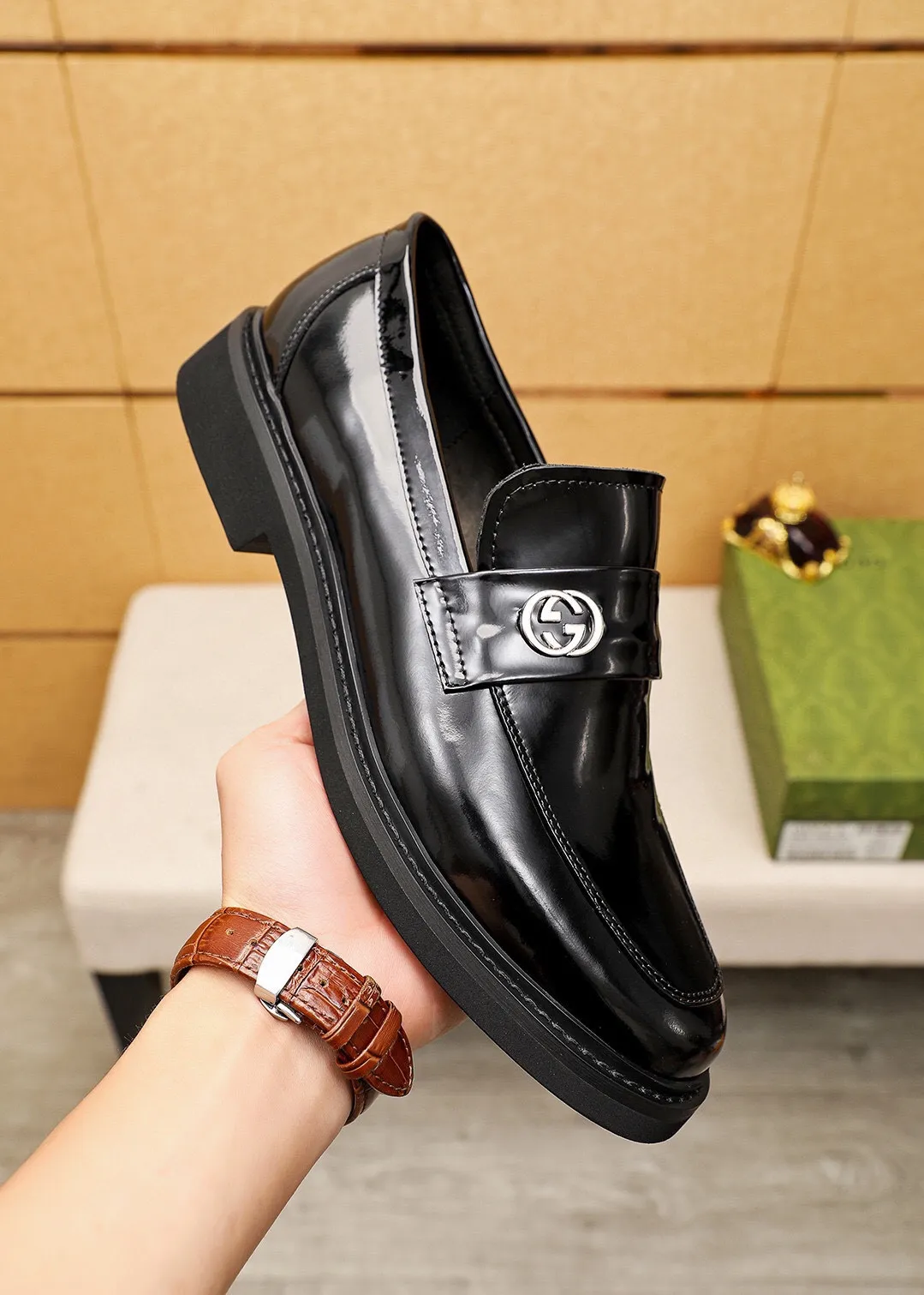 Men's shoes 💰560 💐 Product trademark: GUCCI "Gucci" casual leather shoes Regular size: 38-44 (45🉑️customized) Product materials: Selected imported first-layer open-edge beaded calfskin upper + classic hardware buckle, imported water-dyed cowhide leather lining. Strong three-dimensional visual effect, rubber outsole Color: 2⃣️colors available